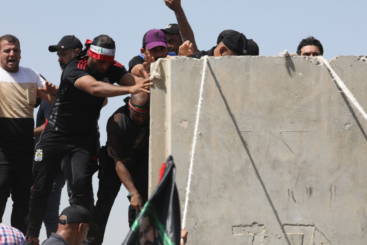 Bağdat’ta Sadr destekçileri Yeşil Bölge’yi bastı: Beton bariyerleri yıktılar! - Sayfa 8