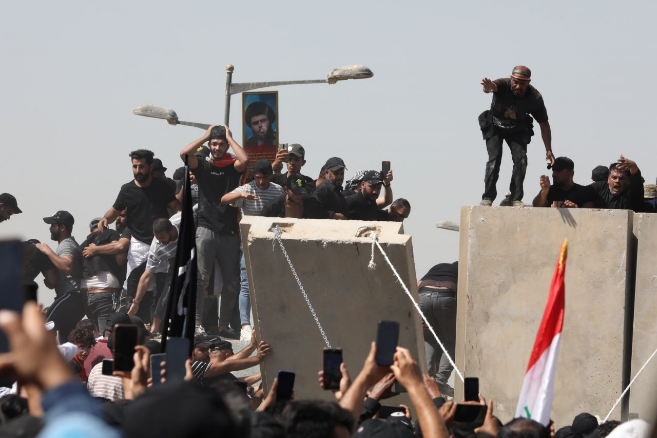 Bağdat’ta Sadr destekçileri Yeşil Bölge’yi bastı: Beton bariyerleri yıktılar! - Sayfa 7