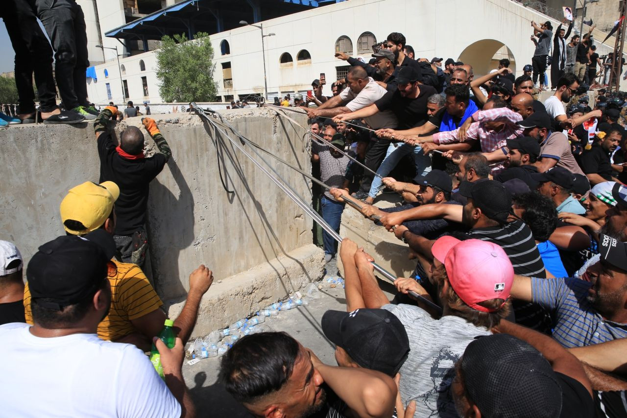 Bağdat’ta Sadr destekçileri Yeşil Bölge’yi bastı: Beton bariyerleri yıktılar! - Sayfa 6