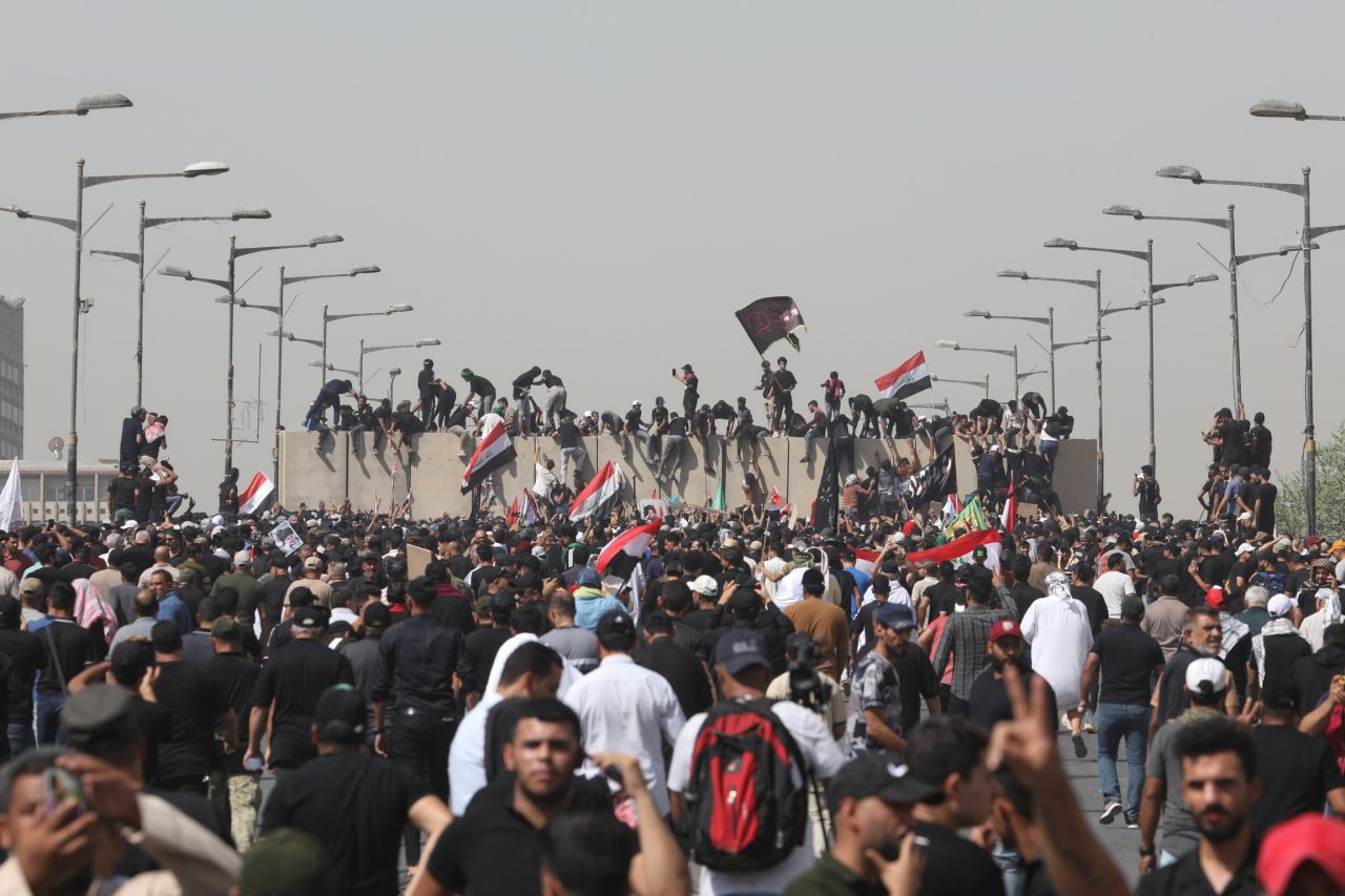 Bağdat’ta Sadr destekçileri Yeşil Bölge’yi bastı: Beton bariyerleri yıktılar! - Sayfa 5
