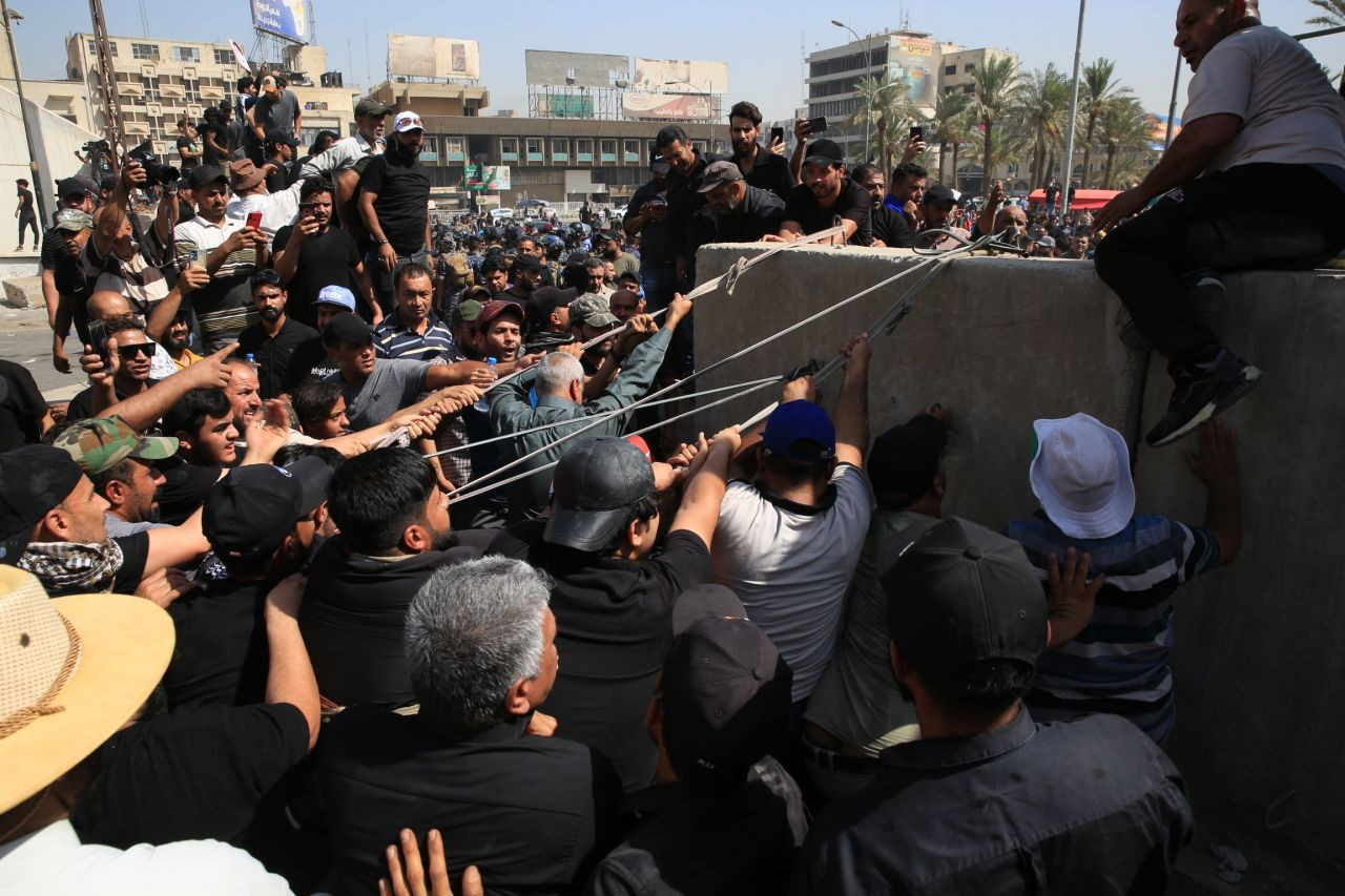 Bağdat’ta Sadr destekçileri Yeşil Bölge’yi bastı: Beton bariyerleri yıktılar! - Sayfa 13