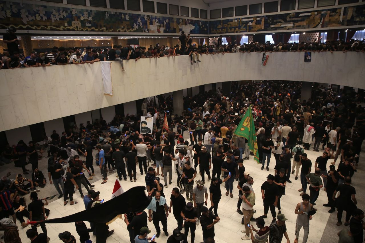 Irak'ta sular durulmuyor: Şii liderin destekçileri yine meclisi bastı! 60 kişi yaralandı... - Sayfa 5