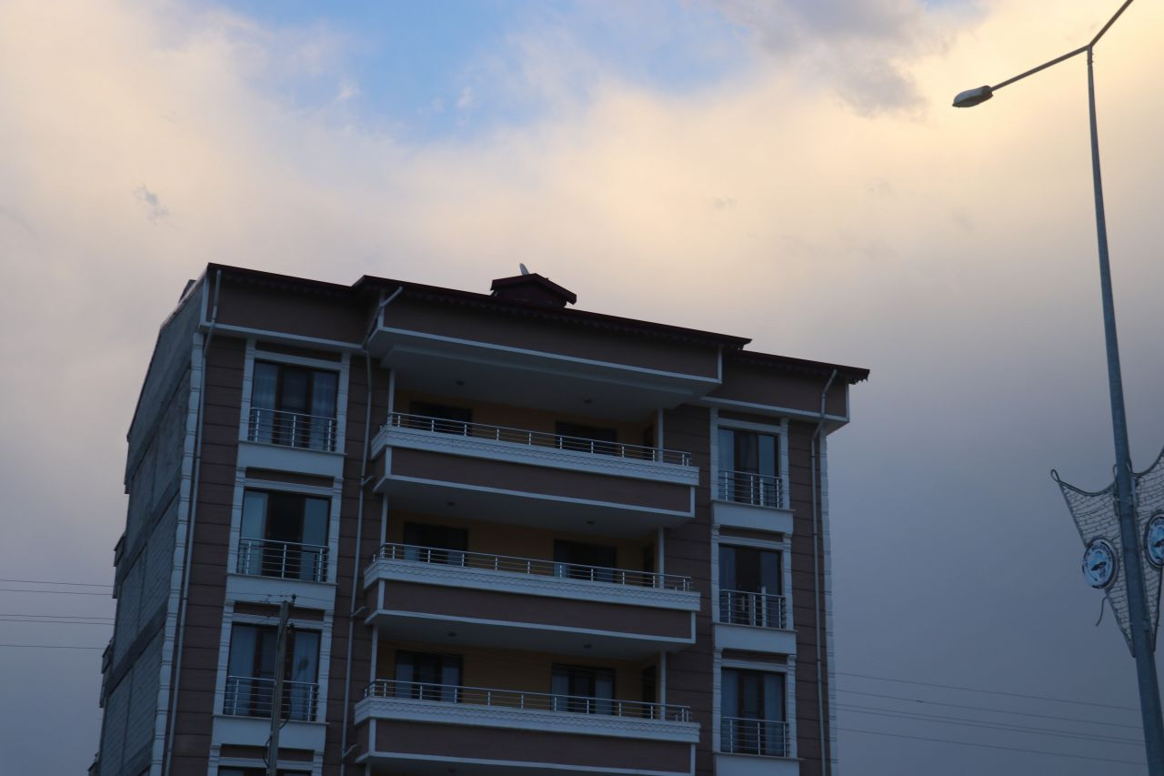 Iğdır’da etkili olan fırtına çatıları uçurdu, araçlara zarar verdi - Sayfa 5