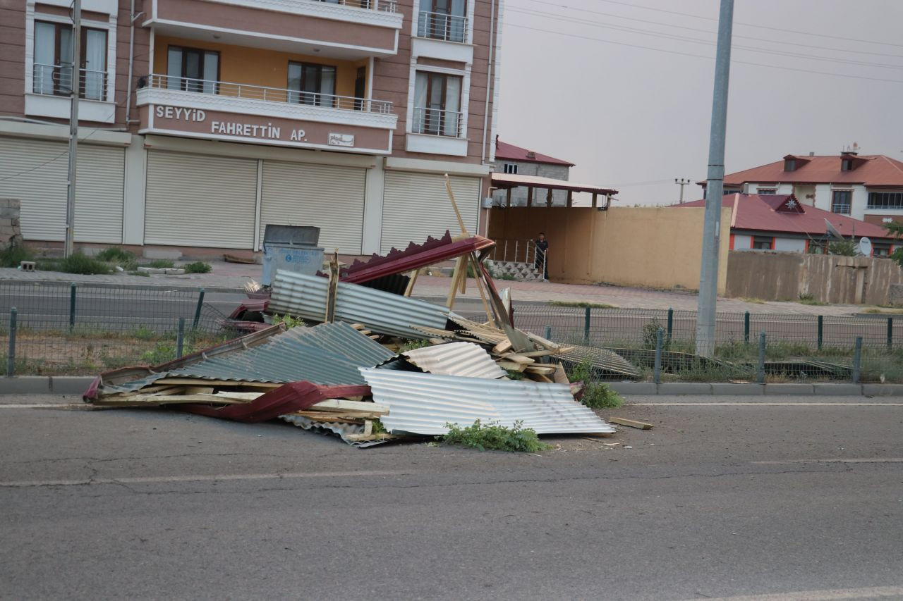 Iğdır’da etkili olan fırtına çatıları uçurdu, araçlara zarar verdi - Sayfa 6