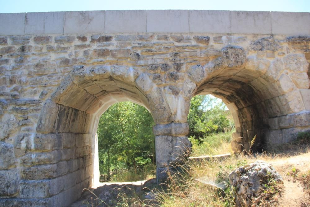 Kocaeli'nde restorasyon çalışmaları tamamlanan tarihi Roma köprüsü, yeni görüntüsüyle alay konusu oldu. - Sayfa 7