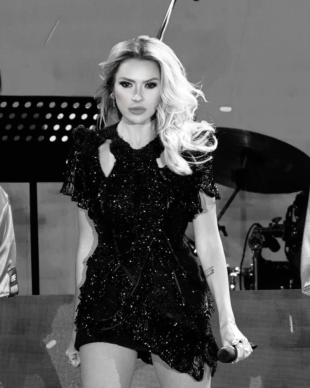 Hadise sahne kıyafetiyle şaşırttı... Uzun zaman sonra mini elbise giydi - Sayfa 6