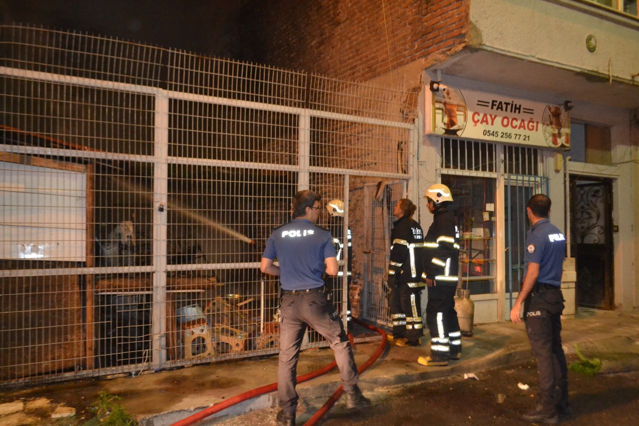 Gece yarısı korkutan yangın! Uykusu kaçan sokağa döküldü - Sayfa 5