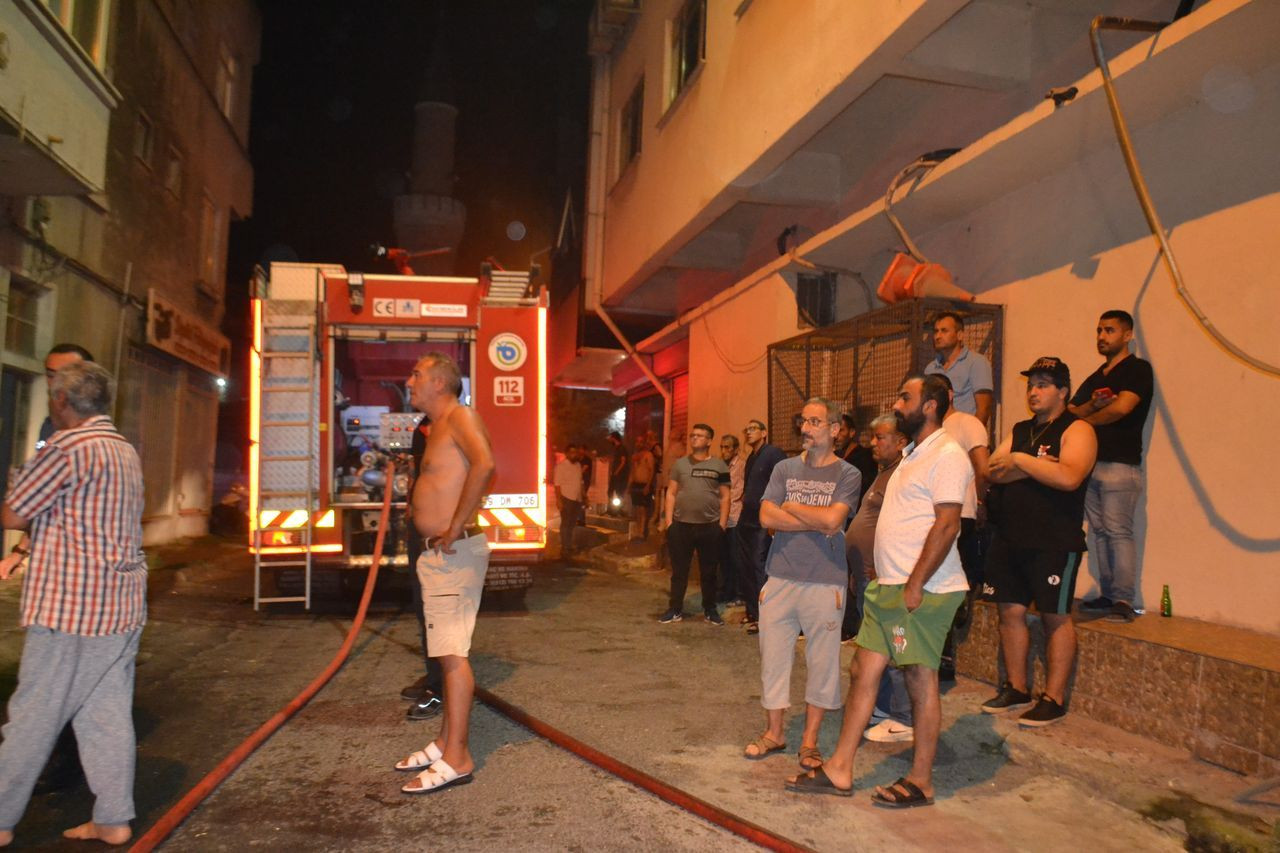 Gece yarısı korkutan yangın! Uykusu kaçan sokağa döküldü - Sayfa 6