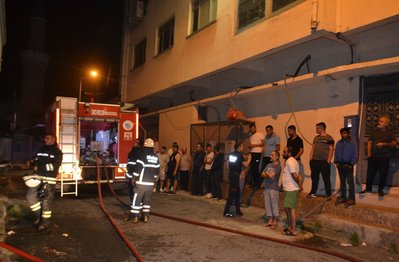 Gece yarısı korkutan yangın! Uykusu kaçan sokağa döküldü - Sayfa 7