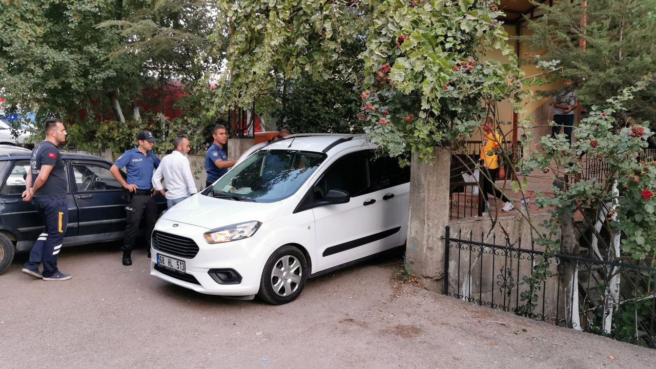 Kendilerini rehin alıp intihara kalkışan babalarını korku dolu gözlerle izlediler - Sayfa 12