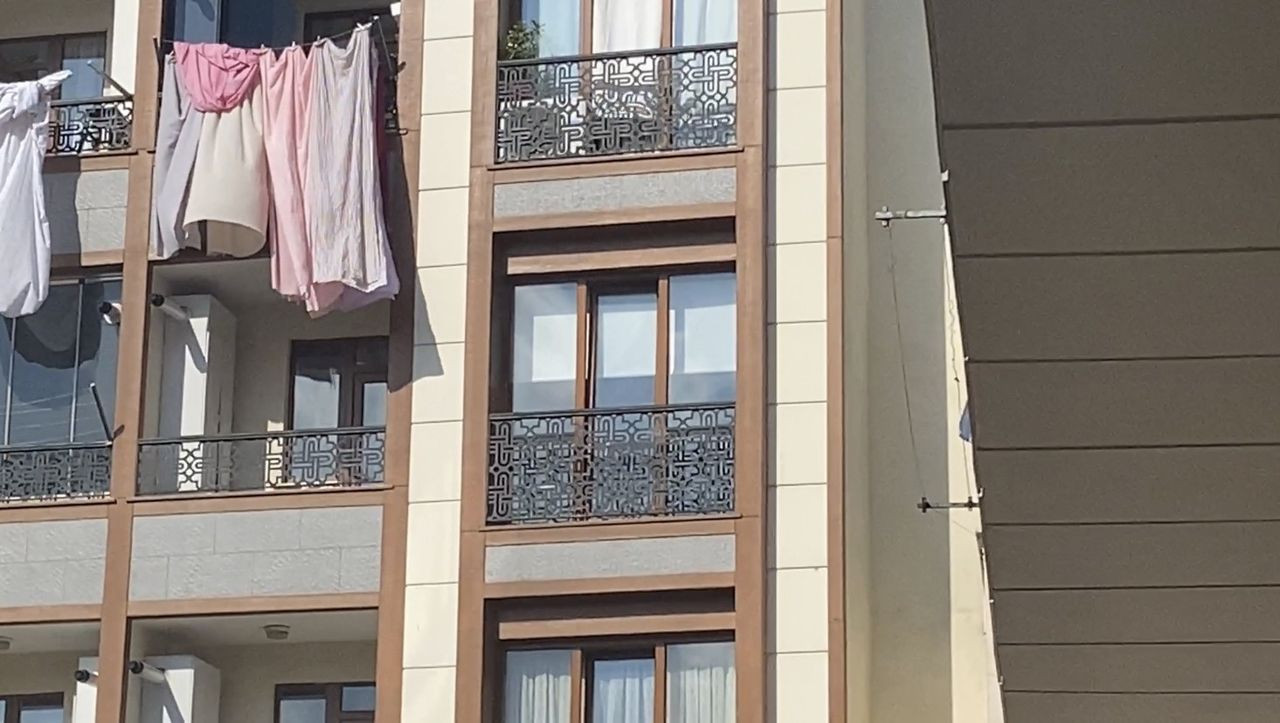 Genç kadın uçuşu olduğu gün pencereden düşmüştü! Kardeşi tutuklandı - Sayfa 5