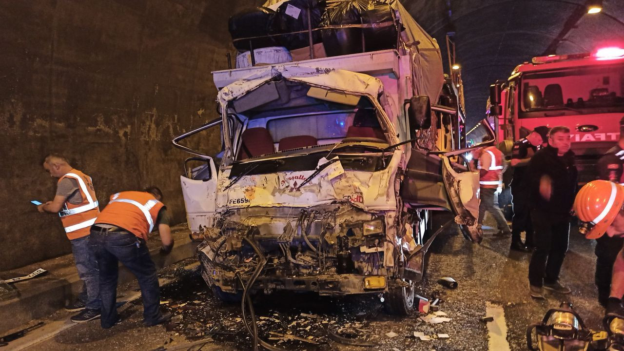 Bolu Dağı Tüneli'nde 3 TIR ve 1 kamyonet birbirine girdi - Sayfa 7