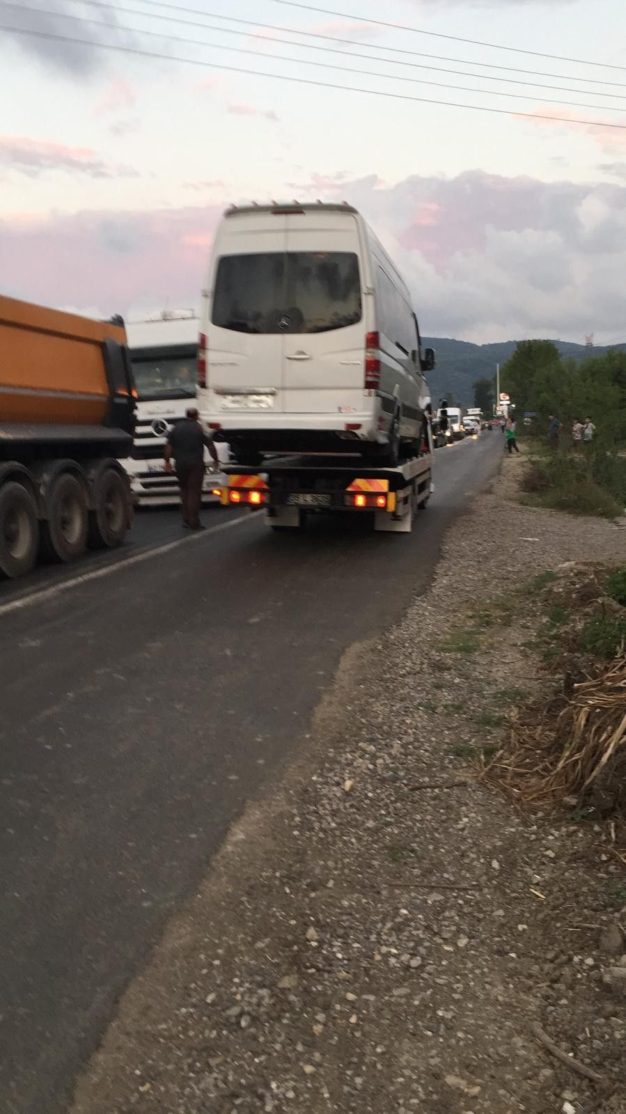 İşçi servisi ile otomobil kafa kafaya çarpıştı: 15 yaralı - Sayfa 6