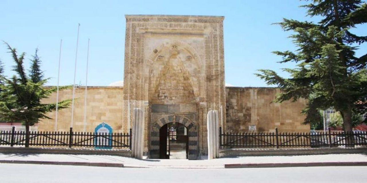 Tarihi yerleri ve kültürel değerleriyle Karaman gezi listesi ve yöresel lezzetleri - Sayfa 8