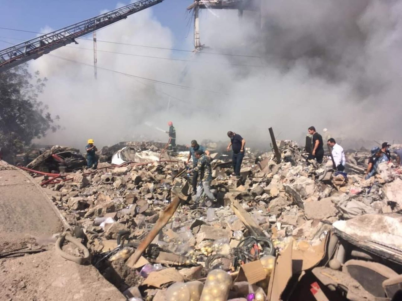 Ermenistan'da alışveriş pazarındaki havai fişek deposu patladı! Can kaybı 2’ye, yaralı sayısı 60’a yükseldi - Sayfa 13