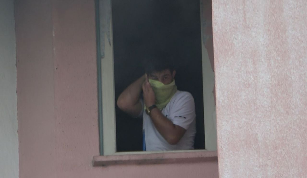 Yaşlı çift, torunları ile yangında mahsur kaldı! Yardımlarına komşuları yetişti - Sayfa 11