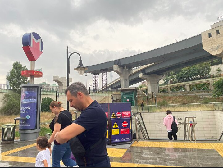 Metro ve tramvay hatlarında çalışmayan yürüyen merdivenler vatandaşları çileden çıkardı - Sayfa 6