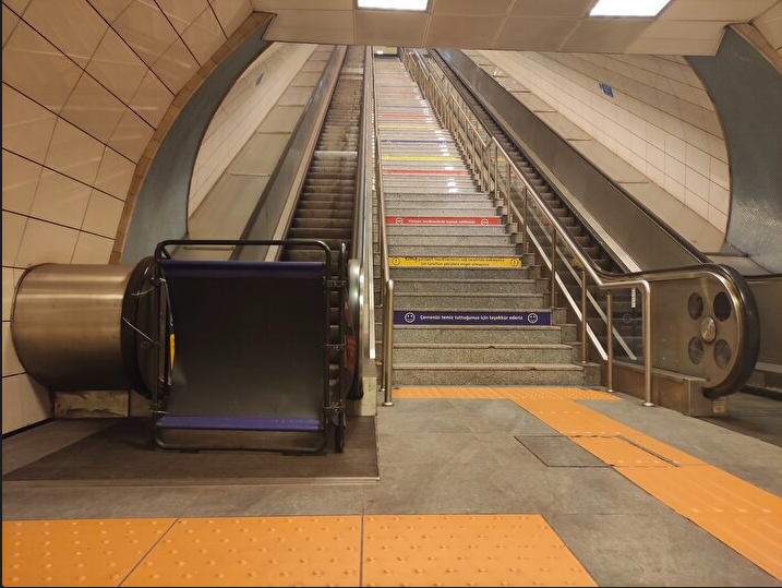 Metro ve tramvay hatlarında çalışmayan yürüyen merdivenler vatandaşları çileden çıkardı - Sayfa 12