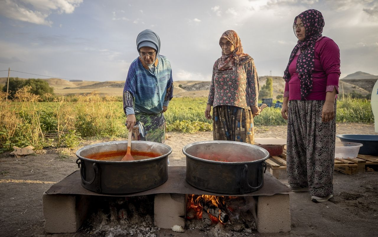 Emine Erdoğan tarlada kadın çiftçilerle domates toplayıp kışlık menemen yaptı - Sayfa 16