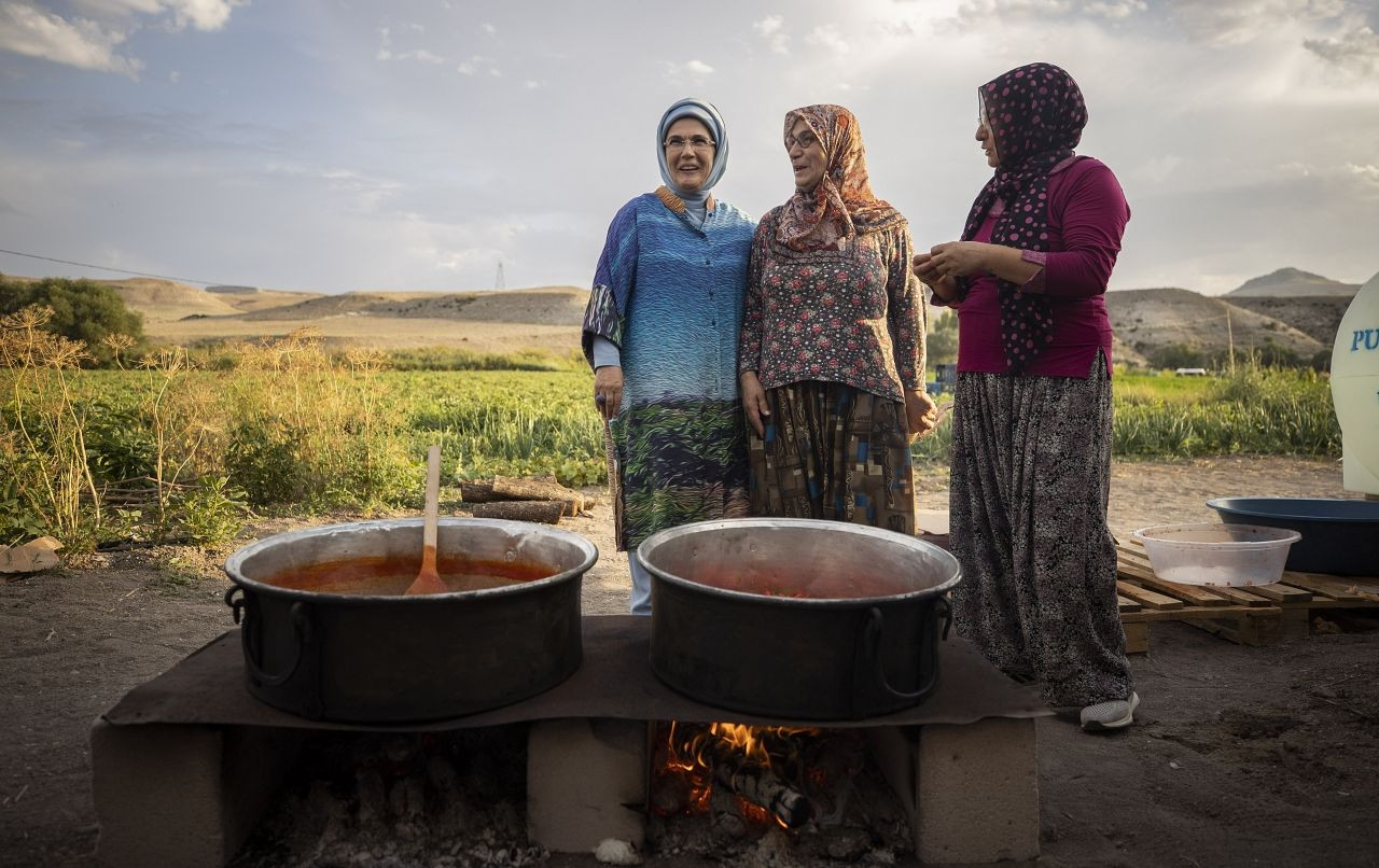 Emine Erdoğan tarlada kadın çiftçilerle domates toplayıp kışlık menemen yaptı - Sayfa 17