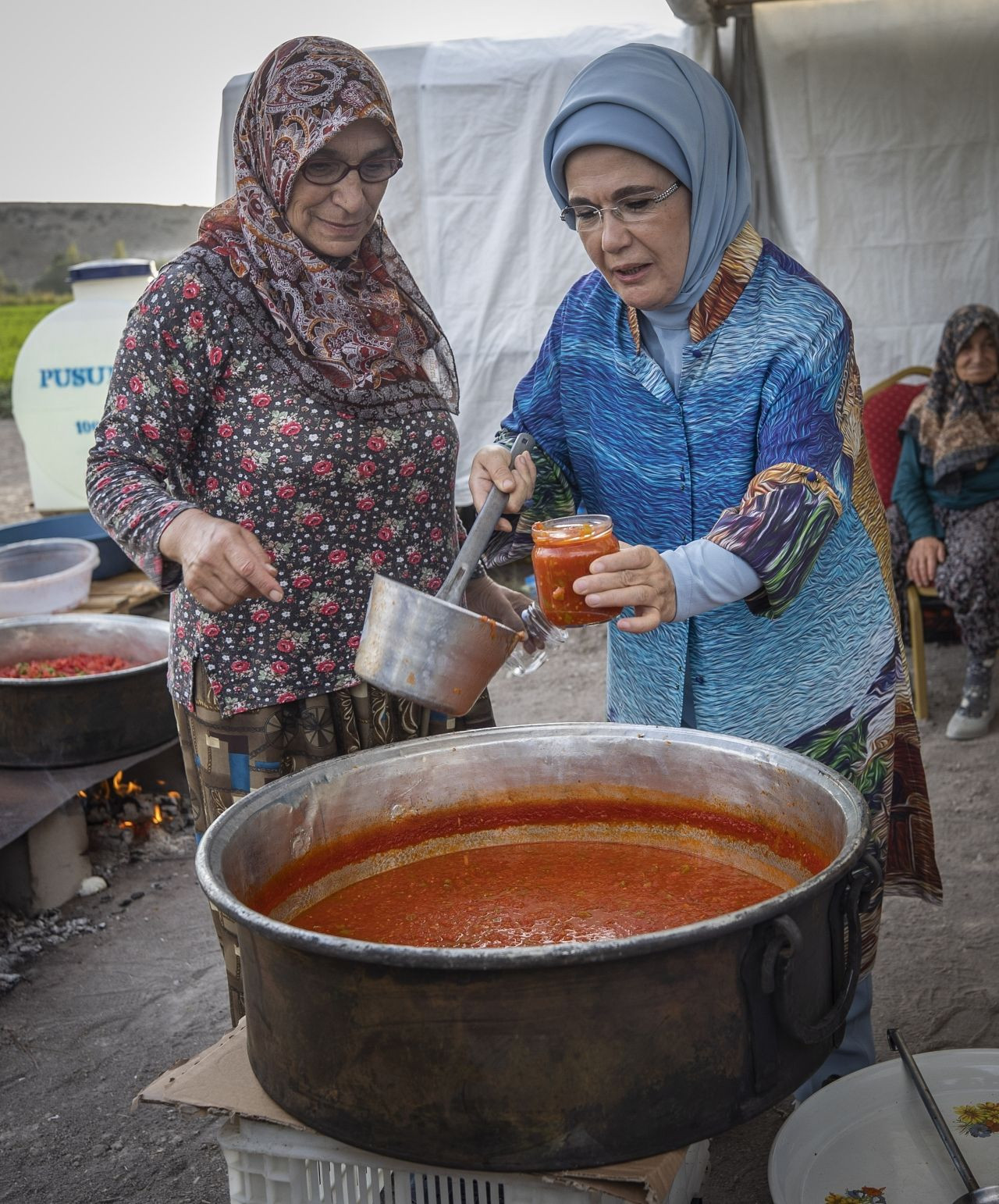 Emine Erdoğan tarlada kadın çiftçilerle domates toplayıp kışlık menemen yaptı - Sayfa 18