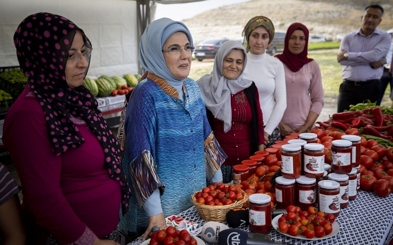 Emine Erdoğan tarlada kadın çiftçilerle domates toplayıp kışlık menemen yaptı - Sayfa 5