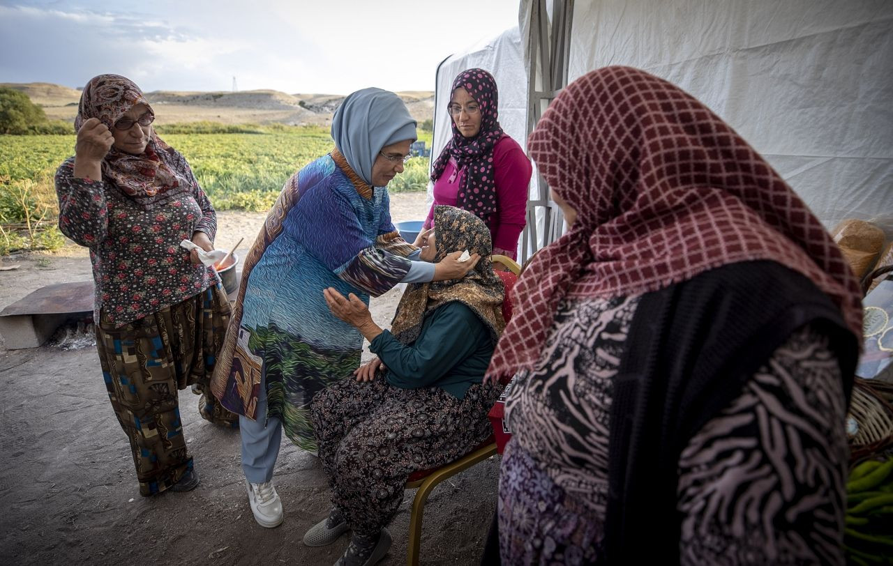 Emine Erdoğan tarlada kadın çiftçilerle domates toplayıp kışlık menemen yaptı - Sayfa 10