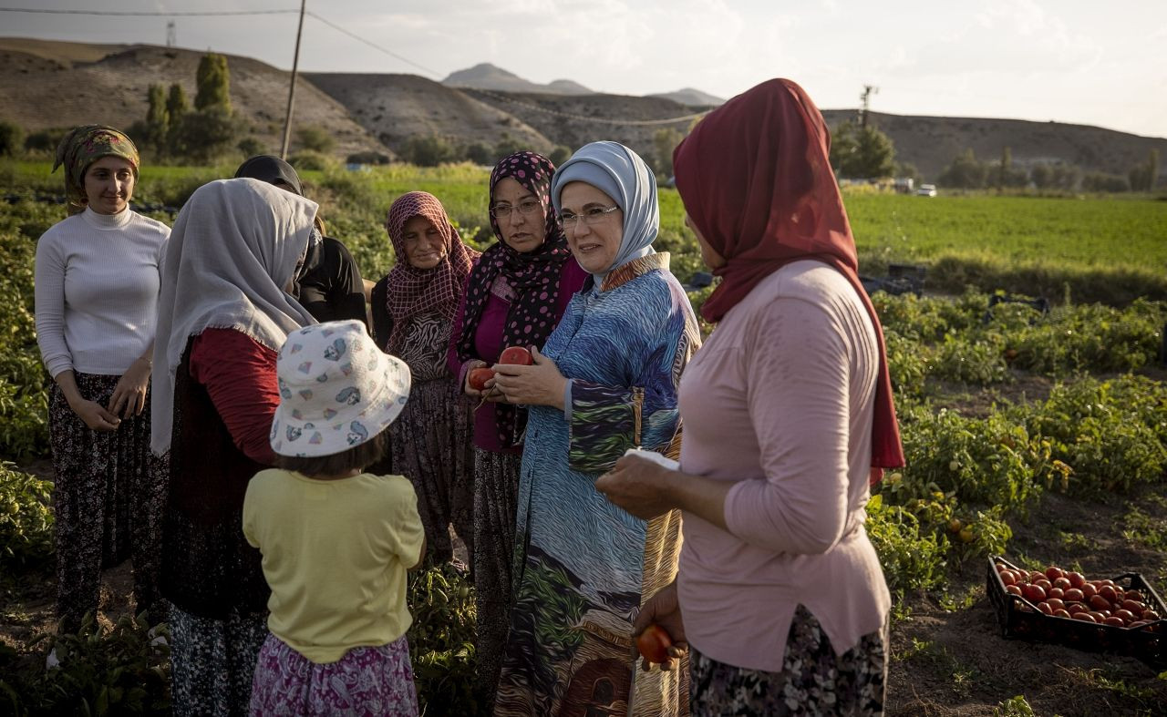 Emine Erdoğan tarlada kadın çiftçilerle domates toplayıp kışlık menemen yaptı - Sayfa 11