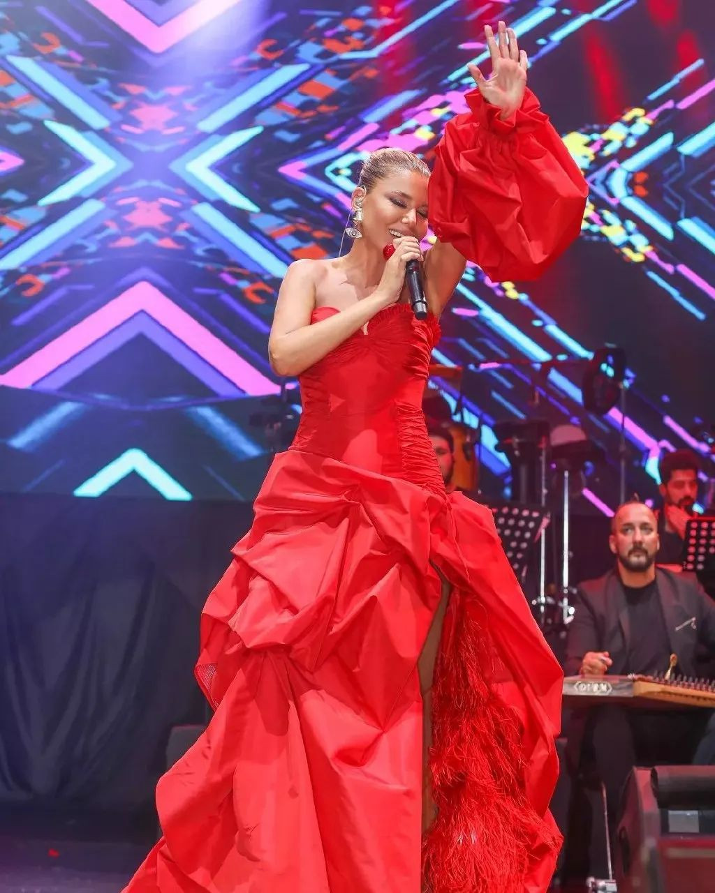 Konser boyunca talihsizlikler peşini bırakmadı! Gülben Ergen şarkının sözlerini unuttu - Sayfa 10