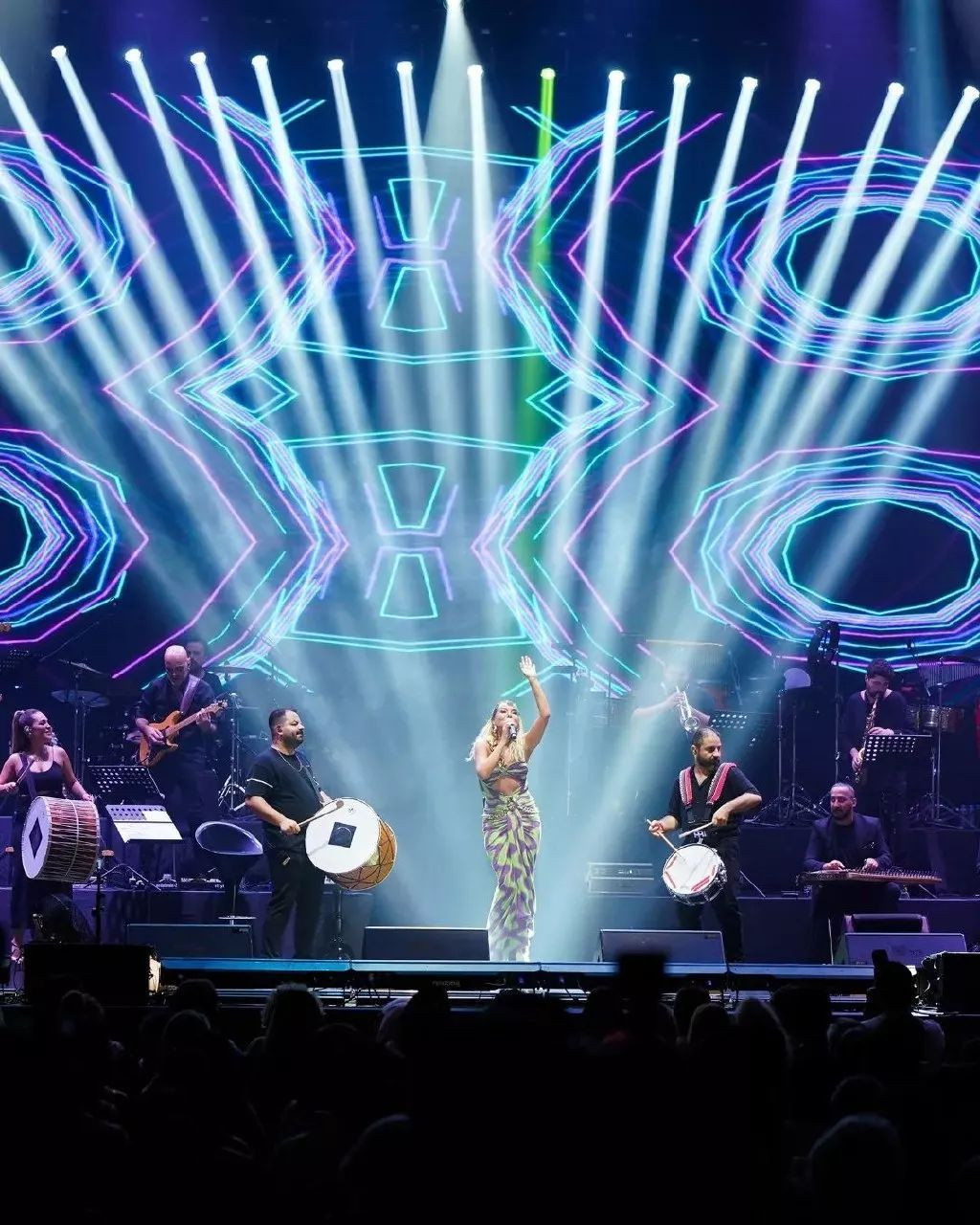 Konser boyunca talihsizlikler peşini bırakmadı! Gülben Ergen şarkının sözlerini unuttu - Sayfa 8