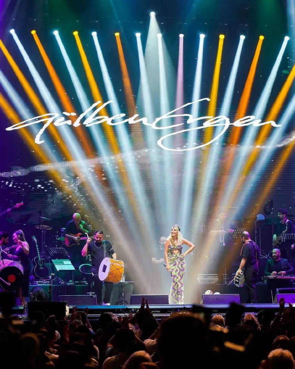 Konser boyunca talihsizlikler peşini bırakmadı! Gülben Ergen şarkının sözlerini unuttu - Sayfa 6