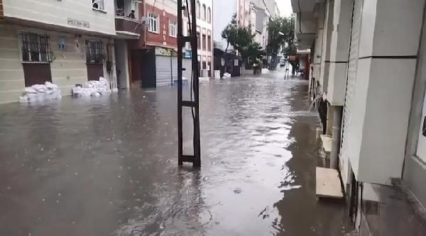 İstanbul'da beklenen yağış etkisini gösteriyor: Sokaklar göle döndü - Sayfa 7