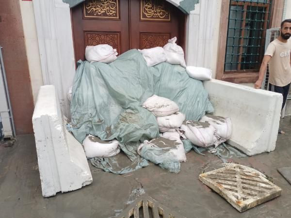 İstanbul'da beklenen yağış etkisini gösteriyor: Sokaklar göle döndü - Sayfa 5