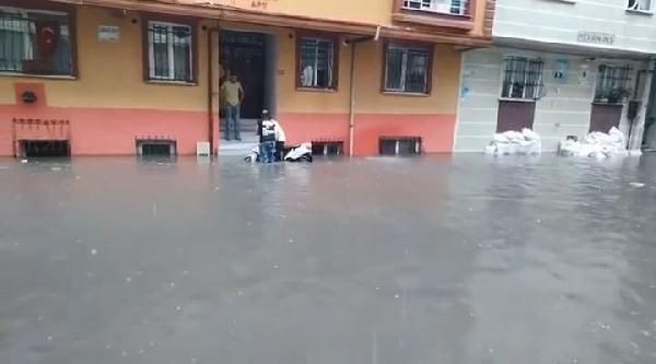 İstanbul'da beklenen yağış etkisini gösteriyor: Sokaklar göle döndü - Sayfa 9