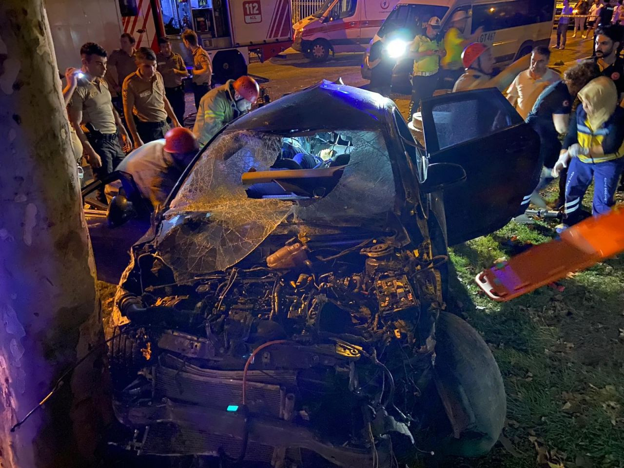 İstanbul'da dehşete düşüren kaza: Yan yola uçan araç, ağaca ok gibi saplandı! 5 ölü, 1 ağır yaralı... - Sayfa 6