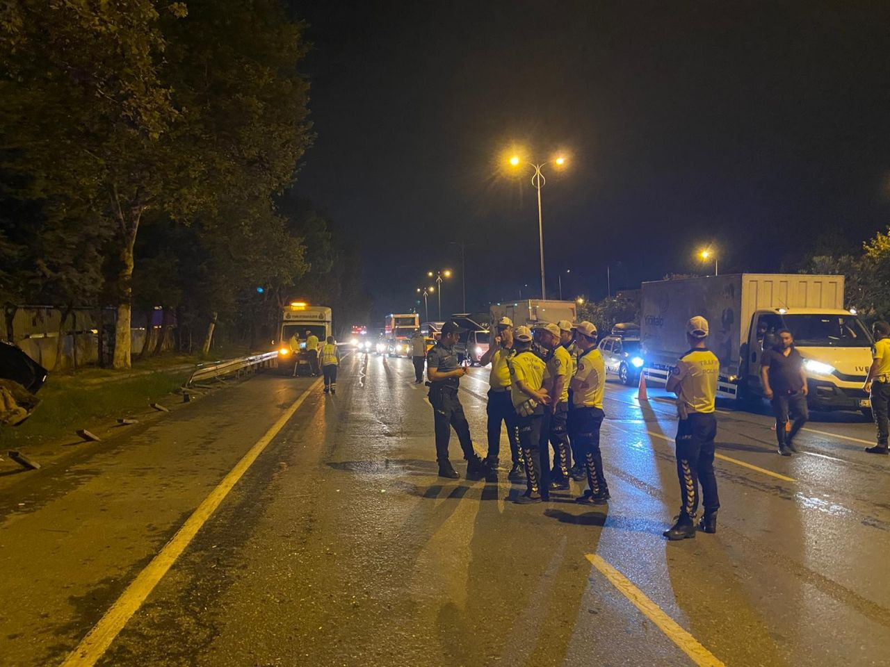 İstanbul'da dehşete düşüren kaza: Yan yola uçan araç, ağaca ok gibi saplandı! 5 ölü, 1 ağır yaralı... - Sayfa 10