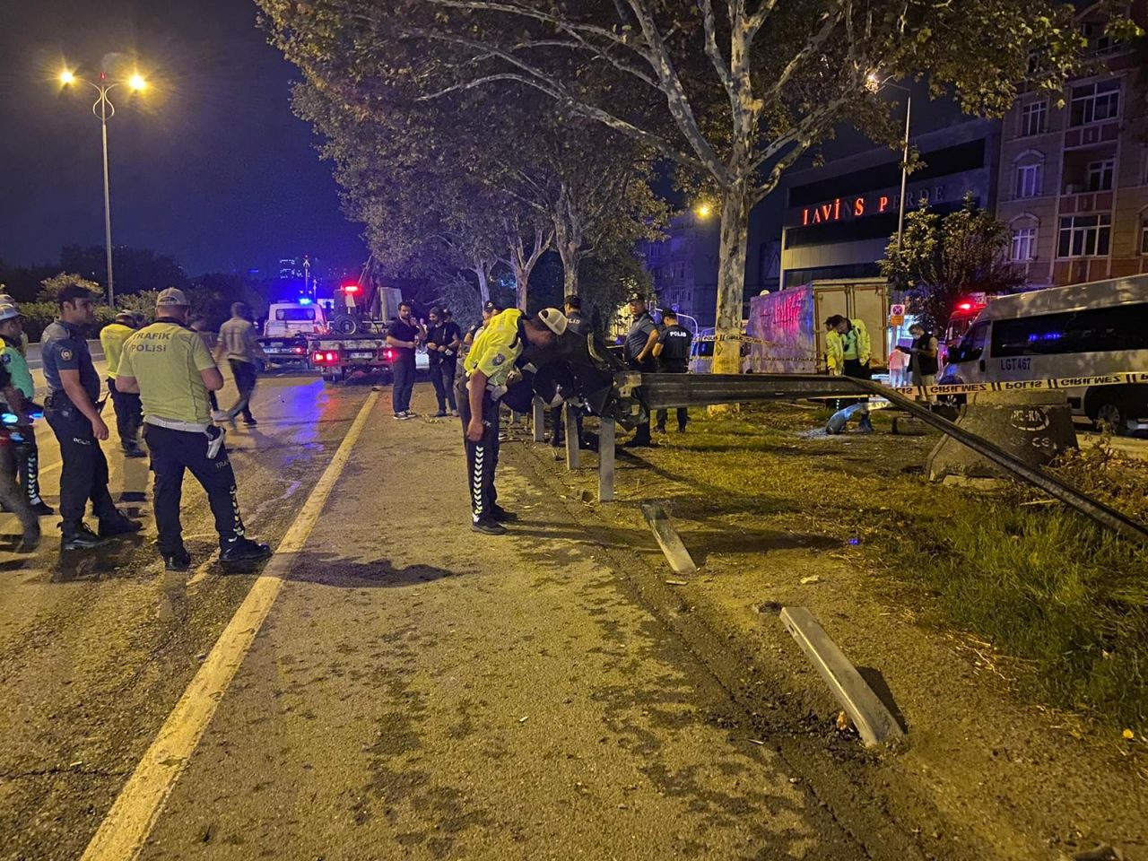 İstanbul'da dehşete düşüren kaza: Yan yola uçan araç, ağaca ok gibi saplandı! 5 ölü, 1 ağır yaralı... - Sayfa 11