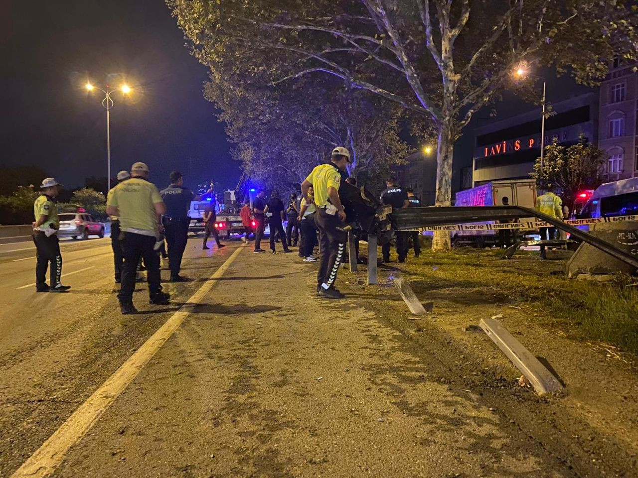 İstanbul'da dehşete düşüren kaza: Yan yola uçan araç, ağaca ok gibi saplandı! 5 ölü, 1 ağır yaralı... - Sayfa 12