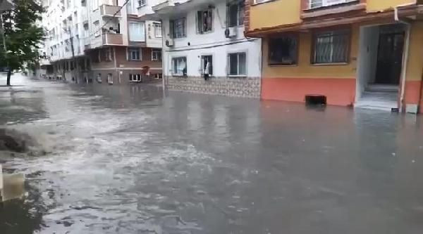 İstanbul'da beklenen yağış etkisini gösteriyor: Sokaklar göle döndü - Sayfa 8
