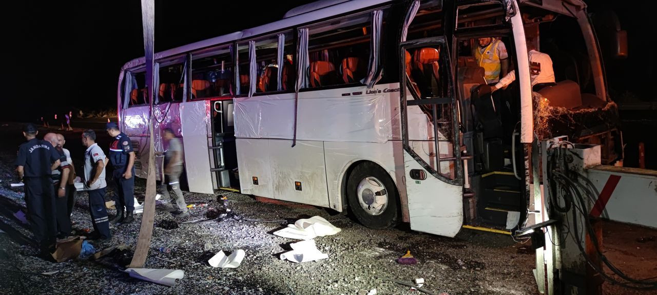 Denizli'de yolcu otobüsü refüje devrildi: 2’si ağır 28 yaralı - Sayfa 6
