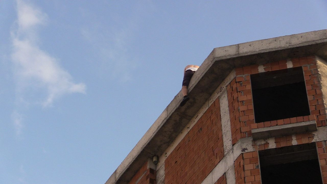 İnşaat halindeki binadan atlamak istedi, 3 saatte ikna edildi - Sayfa 6