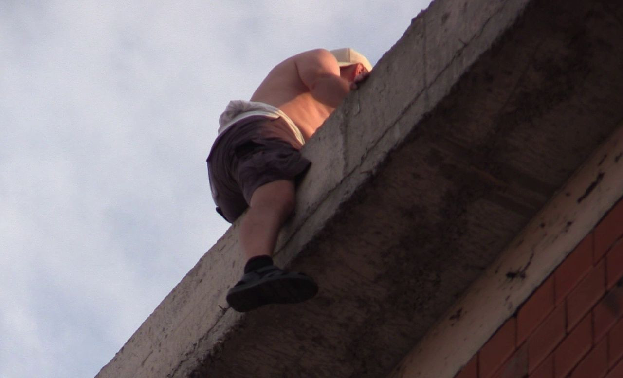 İnşaat halindeki binadan atlamak istedi, 3 saatte ikna edildi - Sayfa 7