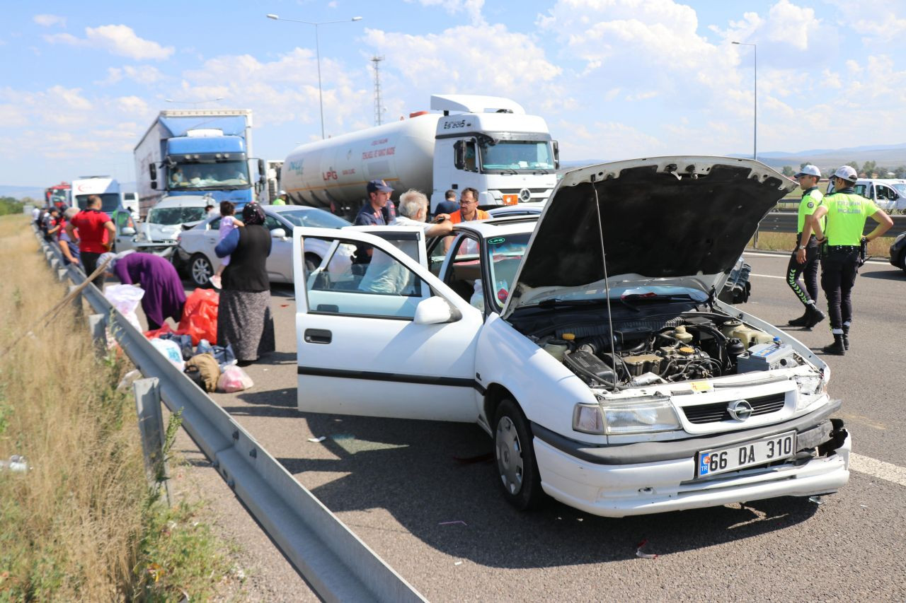 6 araç birbirine girdi, TEM Otoyolu savaş alanına döndü - Sayfa 5