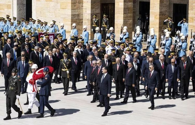 Cumhurbaşkanı Erdoğan ve devlet erkanı Anıtkabir'de! İşte önemli anlar... - Sayfa 43
