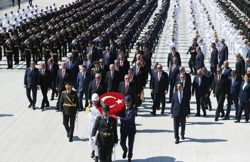 Cumhurbaşkanı Erdoğan ve devlet erkanı Anıtkabir'de! İşte önemli anlar... - Sayfa 44