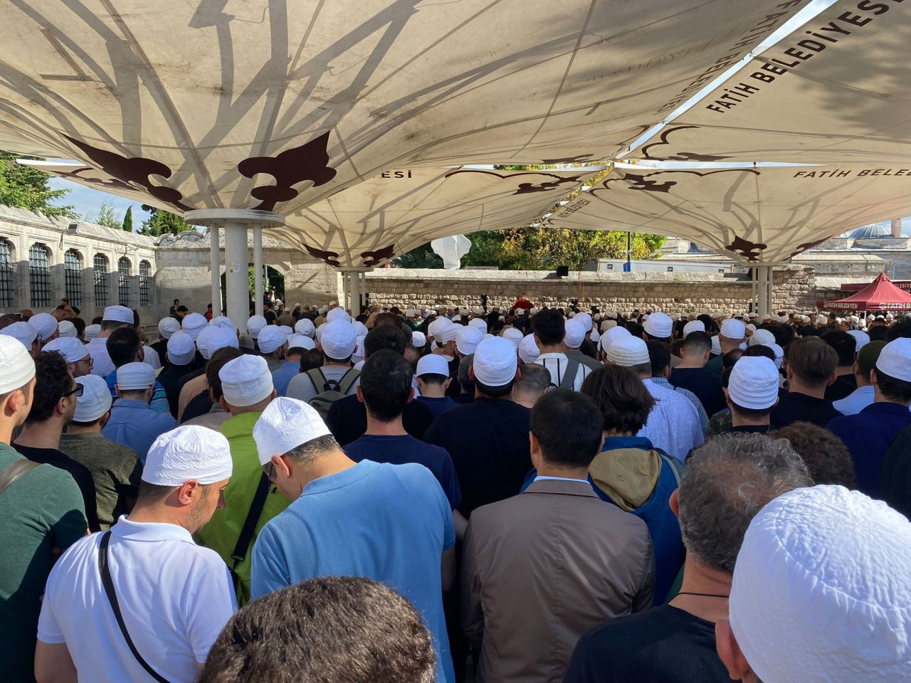 Ömer Tuğrul İnançer son yolculuğuna uğurlandı: Cenazesi omuzlarda götürüldü... - Sayfa 7