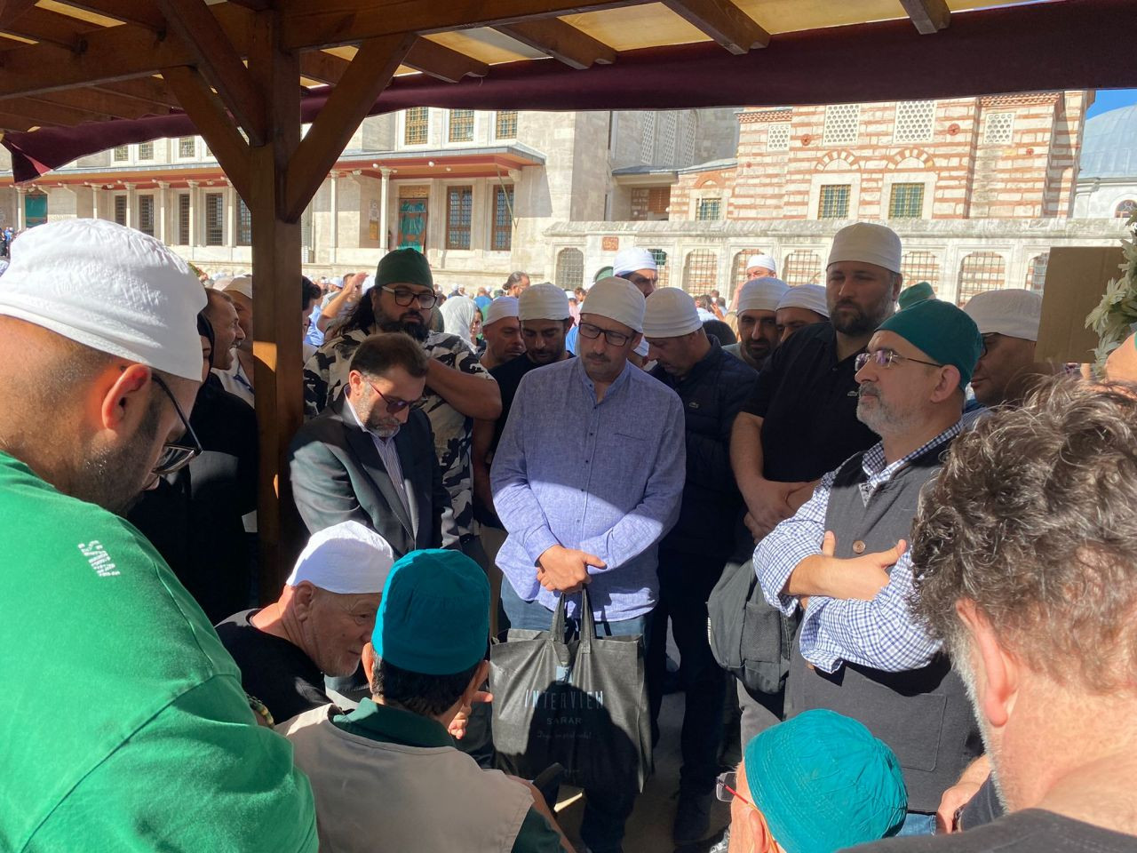 Ömer Tuğrul İnançer son yolculuğuna uğurlandı: Cenazesi omuzlarda götürüldü... - Sayfa 10