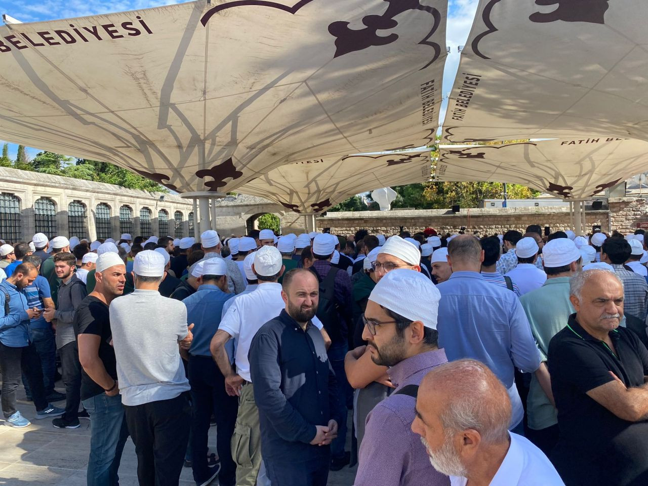 Ömer Tuğrul İnançer son yolculuğuna uğurlandı: Cenazesi omuzlarda götürüldü... - Sayfa 5