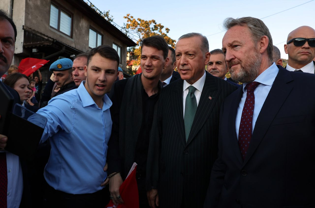 Cumhurbaşkanı Erdoğan, Aliya İzzetbegoviç'in mezarını ziyaret etti - Sayfa 10