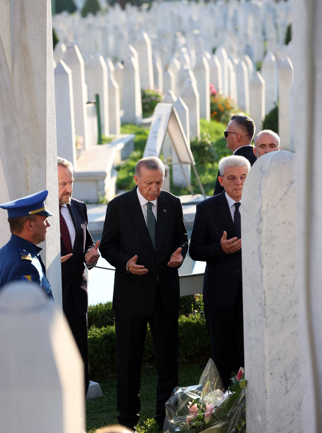 Cumhurbaşkanı Erdoğan, Aliya İzzetbegoviç'in mezarını ziyaret etti - Sayfa 11